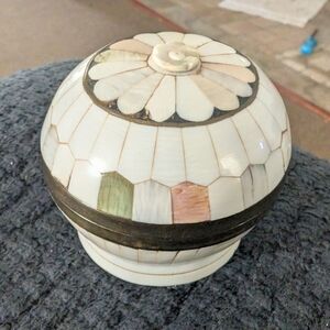 Vtg Shell Mounted Brass Round Trinket Jewelry Box 2.25"di